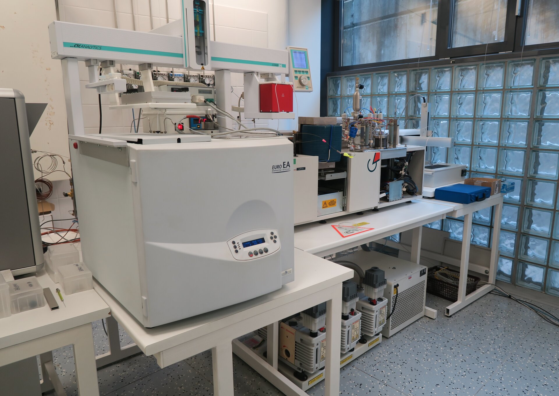 An isotope ratio mass spectrometer in a laboratory — the instrument that counts heavy versus light atoms in a sample.